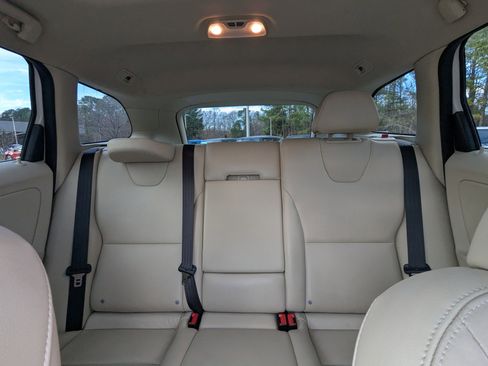 Used 2016 Volvo XC60 T5 Premier w/ Proximity Package image 10