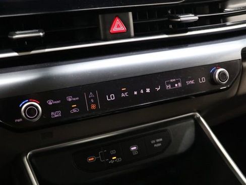 Used 2025 Kia Carnival FWD image 28