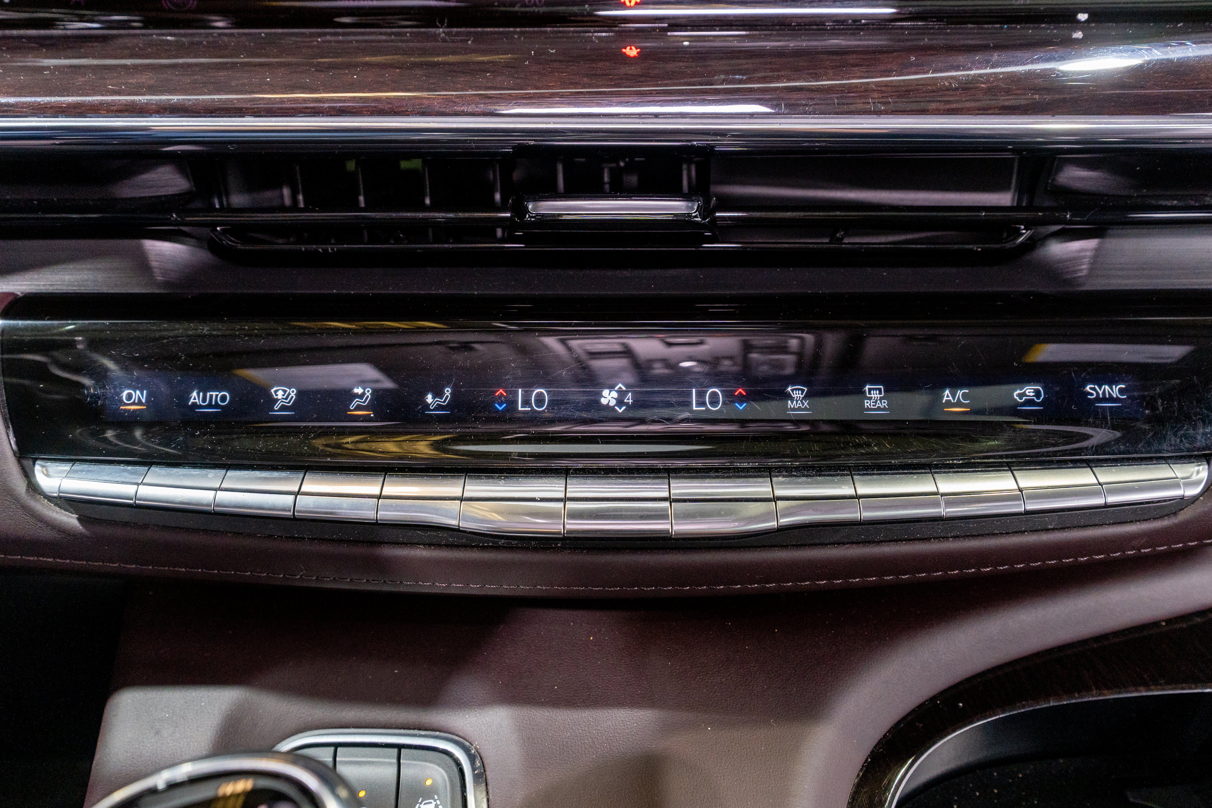 Used 2024 Cadillac Escalade ESV Sport Platinum w/ LPO, ONYX Package AWD/4WD image 25