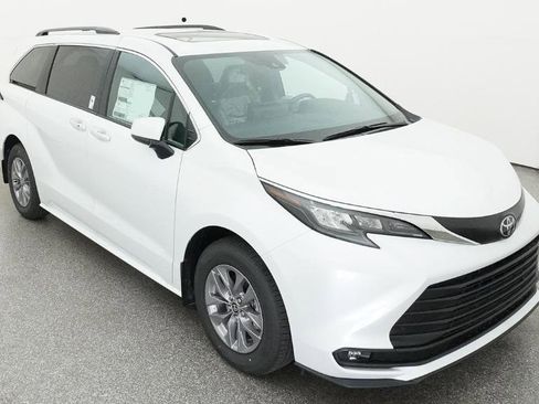 New 2026 Toyota Sienna XLE image 10