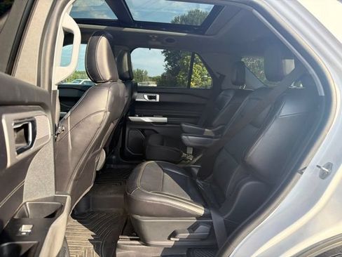 Used 2021 Ford Explorer Limited w/ Equipment Group 301A AWD/4WD image 8