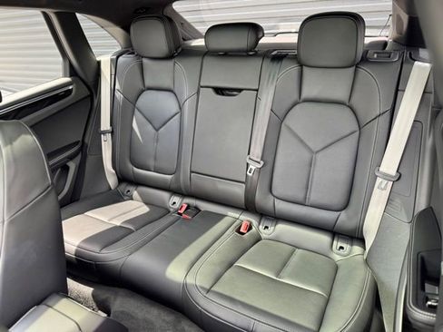 Certified 2025 Porsche Macan AWD/4WD image 32