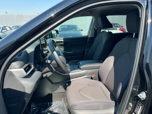 Used 2025 Toyota Highlander LE FWD image 33
