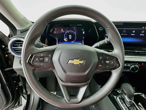 Used 2025 Chevrolet Trax LT FWD image 12