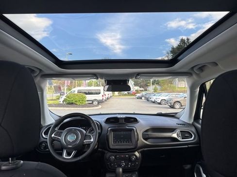 Used 2018 Jeep Renegade Latitude w/ Cold Weather Group AWD/4WD image 21