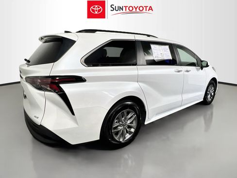 Used 2026 Toyota Sienna XLE FWD image 4
