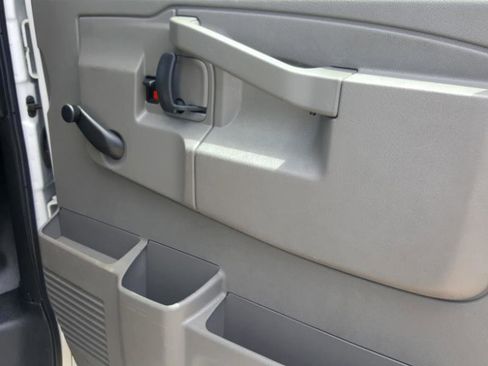 Used 2018 Chevrolet Express 3500 RWD image 18