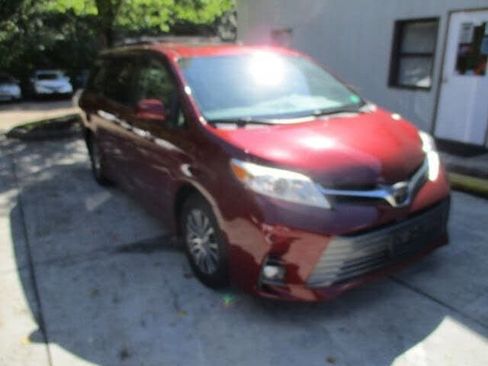 Used 2018 Toyota Sienna XLE image 7