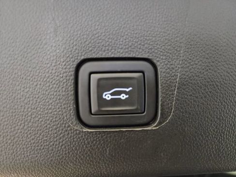 Used 2023 Chevrolet Traverse LT image 16