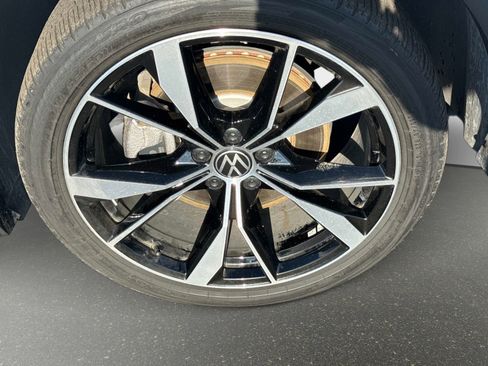 Used 2024 Volkswagen Tiguan SEL R-Line image 9