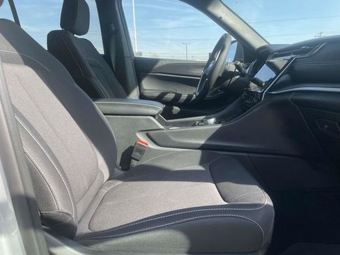 Used 2025 Jeep Grand Cherokee Laredo X image 16