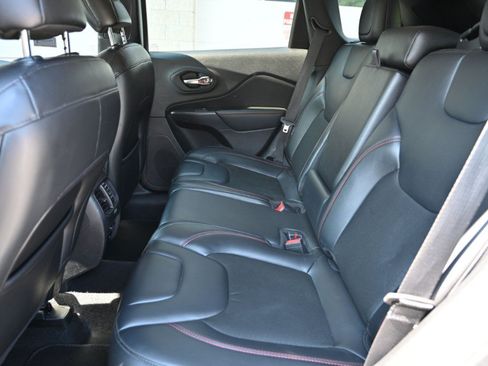 Used 2020 Jeep Cherokee Trailhawk AWD/4WD image 11