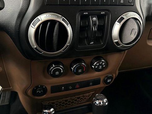 Used 2017 Jeep Wrangler Unlimited Rubicon w/ Connectivity Group image 19