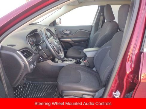 Used 2019 Jeep Cherokee Latitude w/ Cold Weather Group image 10