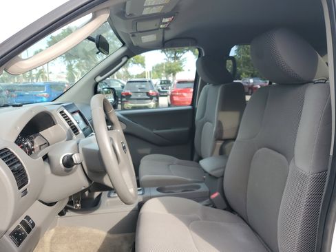 Used 2011 Nissan Frontier SV image 9