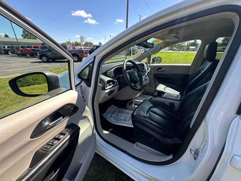 Used 2023 Chrysler Pacifica Touring-L FWD image 9