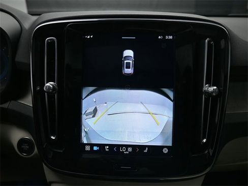 Used 2023 Volvo XC40 B5 Plus w/ Protection Package Premier image 12