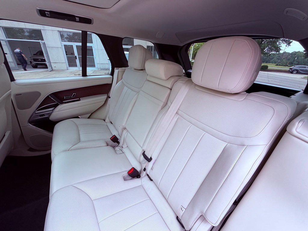 Used 2025 Land Rover Range Rover SE AWD/4WD image 16
