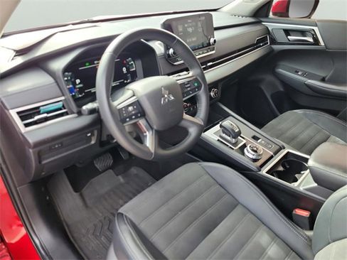 Used 2024 Mitsubishi Outlander image 16
