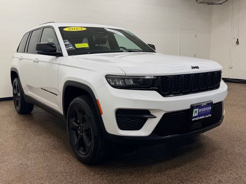 Used 2023 Jeep Grand Cherokee Altitude AWD/4WD image 9