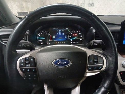 Used 2022 Ford Explorer XLT w/ Equipment Group 202A AWD/4WD image 3