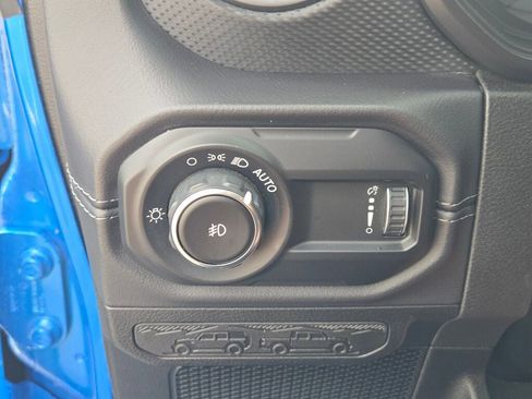 Used 2025 Jeep Wrangler Unlimited Rubicon AWD/4WD image 24