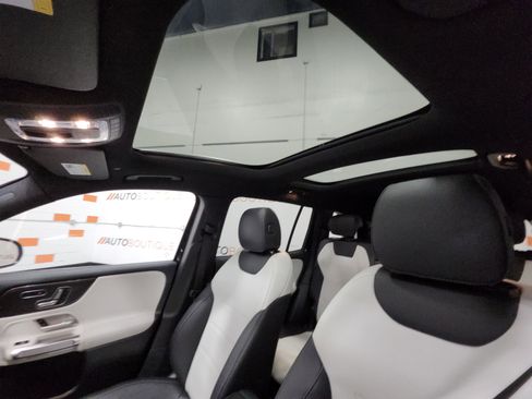 Used 2021 Mercedes-Benz GLB 250 4MATIC image 2