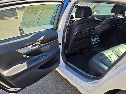 Used 2018 BMW 750i RWD image 15