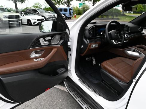 Used 2025 Mercedes-Benz GLS 580 4MATIC image 15