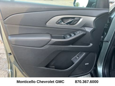 Used 2023 Chevrolet Traverse LT w/ LT Premium Package image 9