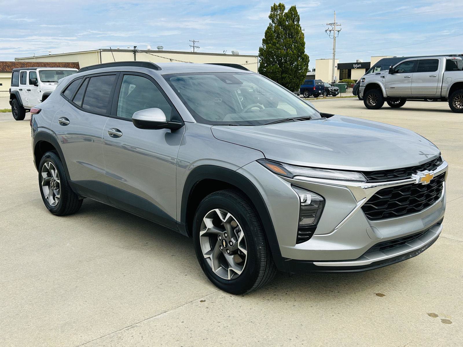 Used 2026 Chevrolet Trax LT FWD image 2