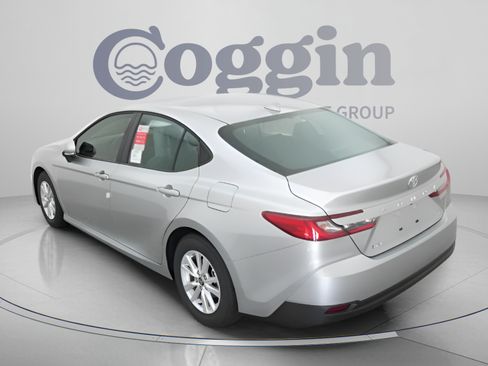 Used 2026 Toyota Camry LE w/ Convenience Package FWD image 9