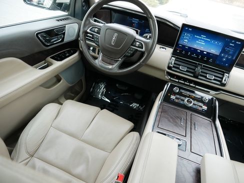 Used 2022 Lincoln Navigator L Reserve w/ Equipment Group 201A image 9