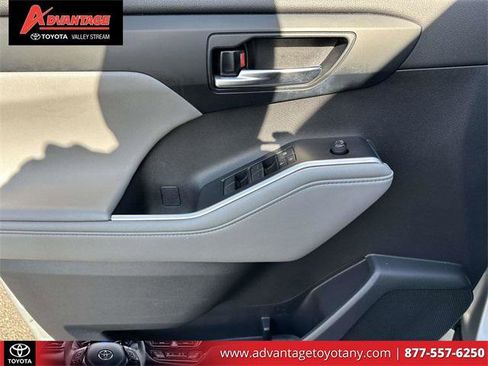 Certified 2022 Toyota Highlander XLE image 18