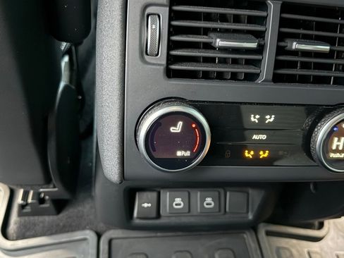 Used 2024 Land Rover Discovery Dynamic SE image 37