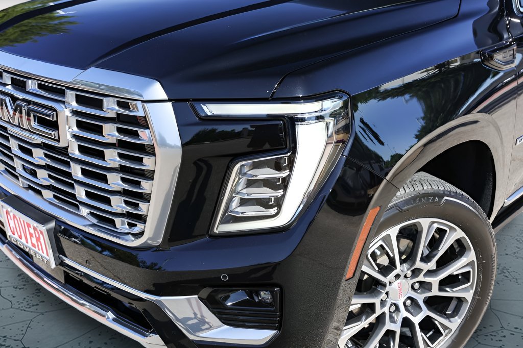 Used 2025 GMC Yukon XL Denali w/ Denali Reserve Package AWD/4WD image 3