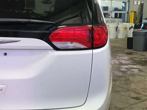 Used 2018 Chrysler Pacifica Touring-L image 33