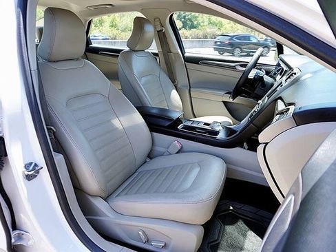 Used 2018 Ford Fusion SE w/ Fusion SE Technology Package FWD image 12