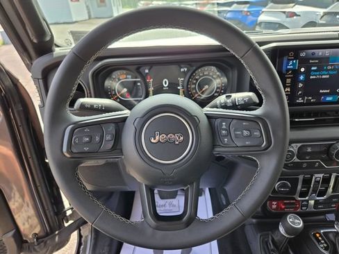 Used 2025 Jeep Wrangler Unlimited Rubicon AWD/4WD image 26