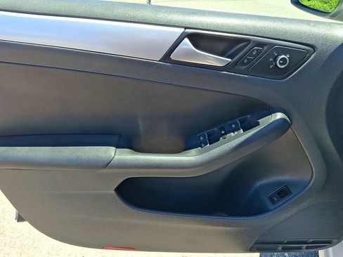 Used 2013 Volkswagen Jetta SE FWD image 12