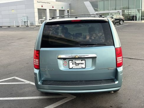 Used 2009 Chrysler Town & Country Touring FWD image 33