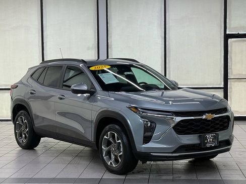 Certified 2025 Chevrolet Trax LT w/ LT Convenience Package FWD image 1