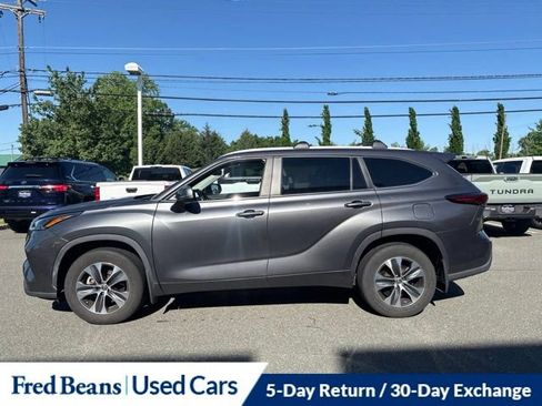 Used 2023 Toyota Highlander XLE AWD/4WD image 19