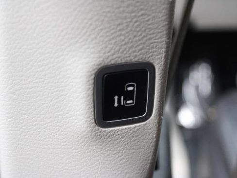 Used 2019 Chrysler Pacifica Touring-L FWD image 27