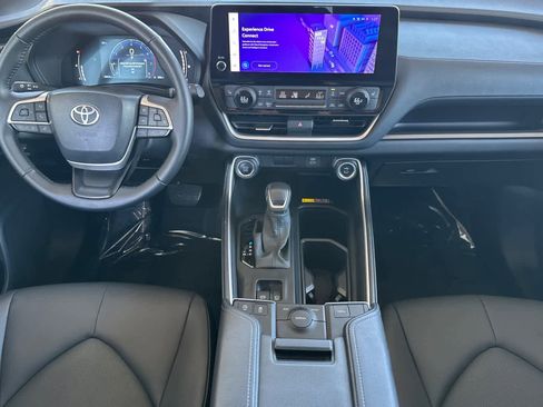 Used 2025 Toyota Grand Highlander FWD image 3