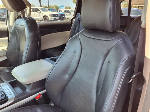 Used 2023 Kia Carnival LX FWD image 16