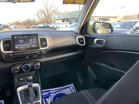 Used 2023 Hyundai Venue SEL image 24