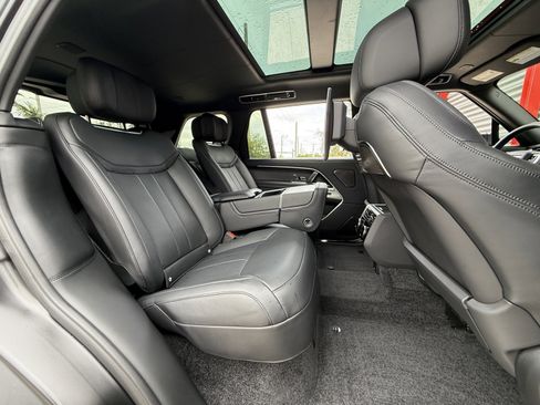 Used 2024 Land Rover Range Rover Long Wheelbase Autobiography image 16