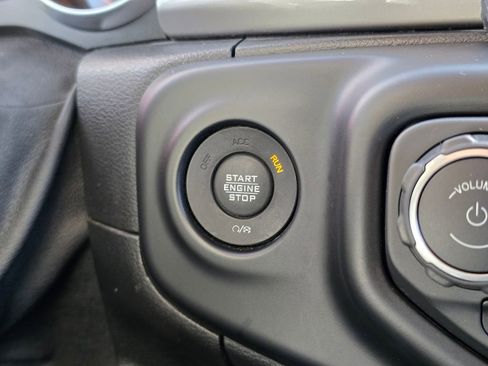 Used 2020 Jeep Wrangler Unlimited Sahara image 34