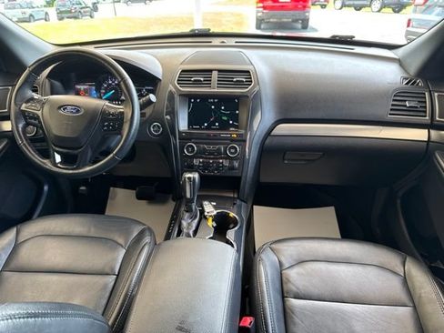 Used 2018 Ford Explorer XLT w/ Equipment Group 202A AWD/4WD image 29